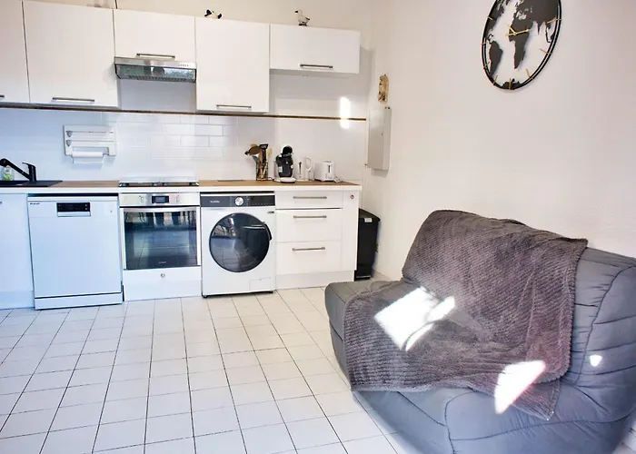 F3 House With Terrace On The Seafront بيت للعطل